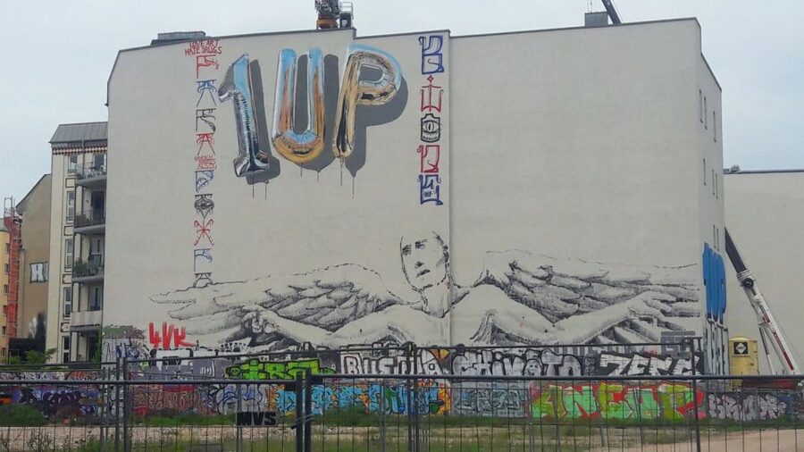 Alternative Berlin / Street art tour - Private group - Berlin’s alternative housing: the scenes behind the walls