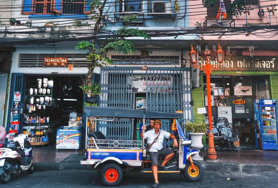 Bangkok: Street Art and Street Food Walking Tour - Old neighborhood streets and temples: how the route stays grounded