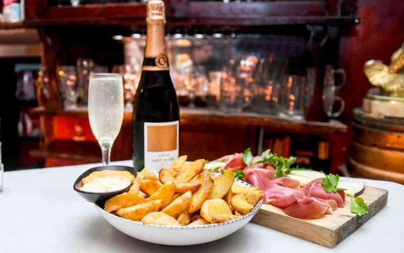 Barcelona Street Art, Graffiti & Tapas Tour - Tapas and a cold drink: the best kind of tour finish