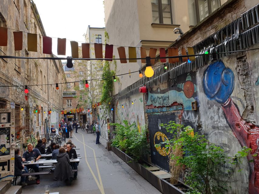 Berlin: Street Art and Alternative Tour - Friedrichshain and Mitte: big murals and tiny surprises