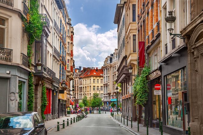 Brussels "Land of Comics": Street Art & Walking Tour - Starting at Galerie du Roi: your first clue at the Royal Theatre