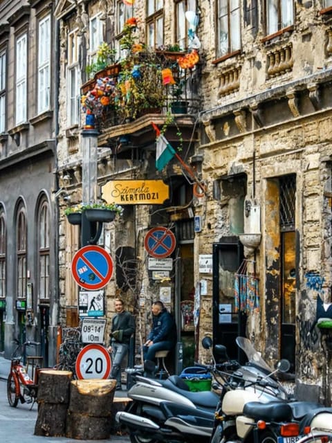 Budapest: Alternative Street Art & Jewish Tour - Included vs. Not Included: Plan Around Food and Any Fees