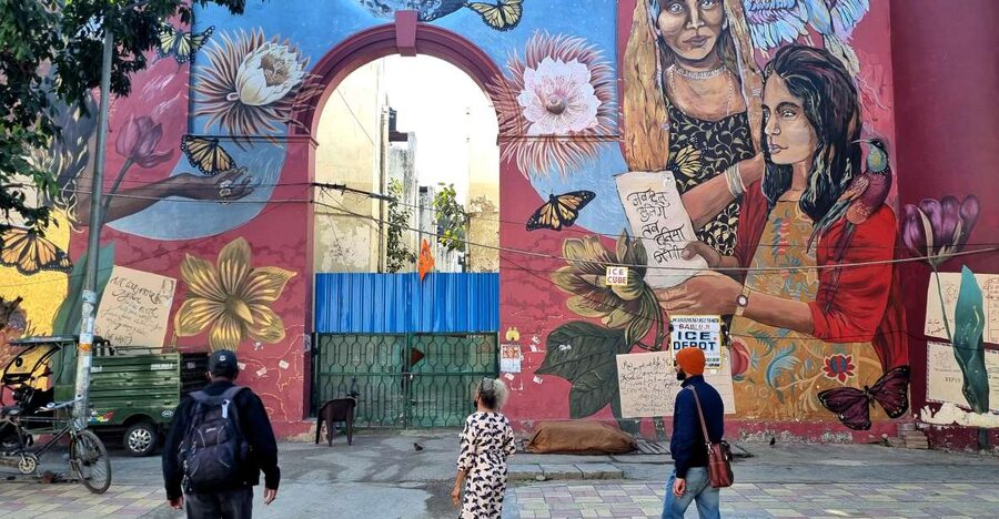 Delhi Street Art Tour: Explore the Murals & Visit a Stepwell - Tuk-Tuk Interlude: A Short Ride, Big Change of Scene