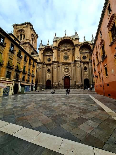 Granada: "Street Art & The Caves" Unique Guided Walking Tour - Sacromonte Cave Houses: Flamenco Roots You Can Walk Into