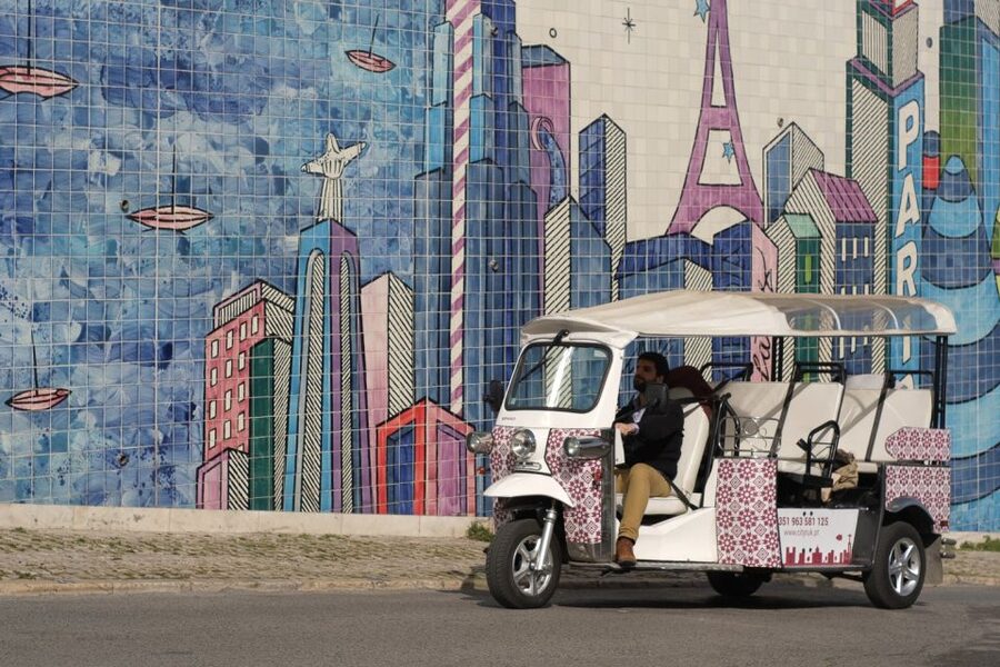 Lisbon: 3-Hour Street Art Tuk Tuk Tour - Castelo and Graça: where art meets height and viewpoints