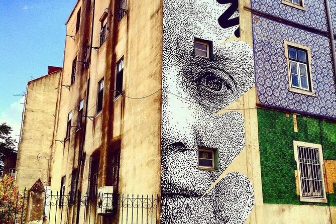Lisbon Street Art - Private Guided Tour in a Electric Tuk Tuk - What a private guide does for the experience