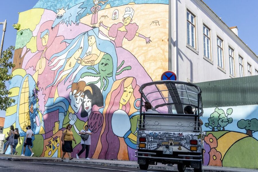 Lisbon: Street Art TukTuk Tour - Tips So the Tuk Tuk, Cobblestones, and Cameras Work With You