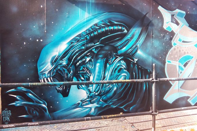 Lisbon Street Art Walk - Stop 3: Centro Comercial Mouraria—how to get lost on purpose