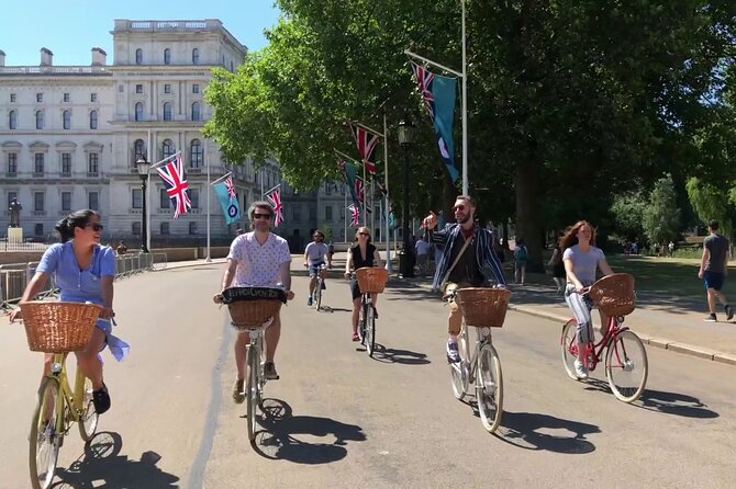 London Bike Tour: Landmarks, Secret Gems, Pub Stop & Street Art - The Photo-Heavy Middle: Admiralty Arch, Trafalgar Square, and Covent Garden