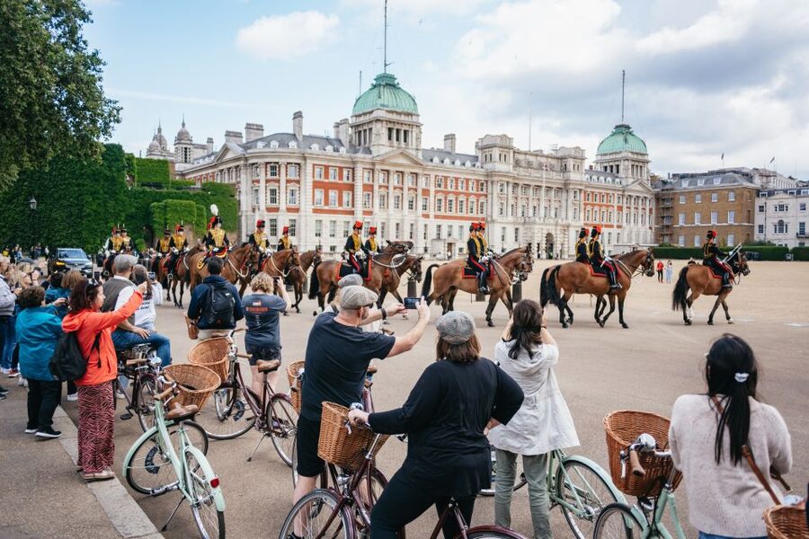 London: Landmarks & Secrets Bike Tour with Pub & Street Art - A 3.5-hour London bike route built for first-timers