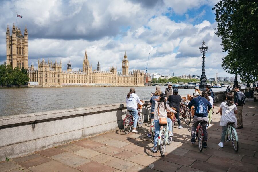 London: Landmarks & Secrets Bike Tour with Pub & Street Art - Westminster Abbey and St James’s Park: royal scenery plus photo breaks