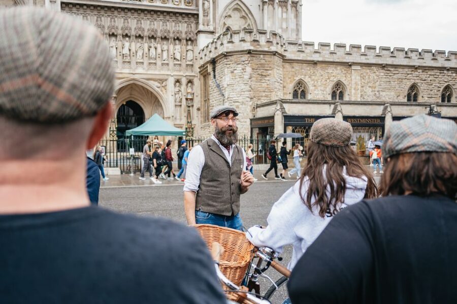 London: Landmarks & Secrets Bike Tour with Pub & Street Art - Covent Garden’s oldest tavern stop: the pint and the people factor