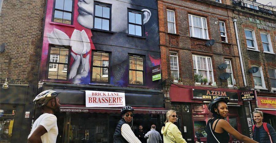 London: Street Art Bike Tour - Brick Lane photo stop: seeing the scene up close, fast