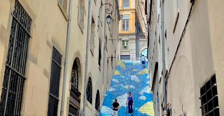 Lyon: Street Art & Street Food Tour - Where you start: Place des Tapis and the fresque des canuts