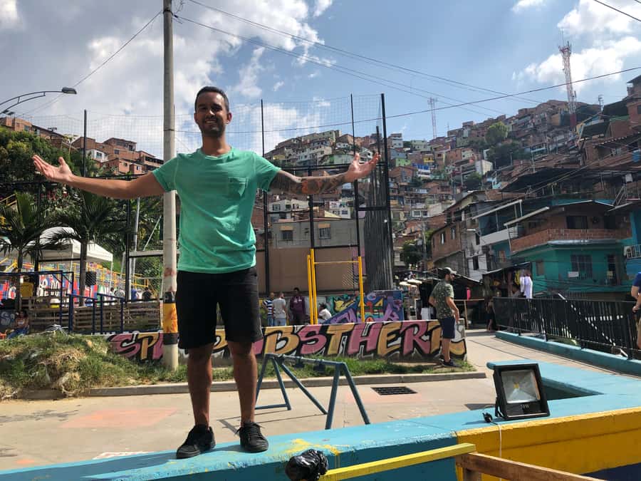 Medellín: Private Comuna 13 Street Art Tour - Cable car panoramas: the ride that makes the climb feel easy