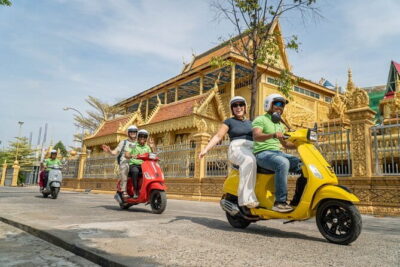Phnom Penh: Highlights Tour Including National Museum - Pickup, breakfast, and the Vespa/Tuk Tuk setup