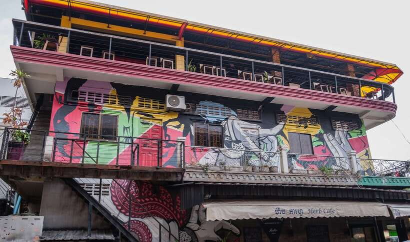 Phnom Penh: Street Art & Food Tour by Tuk-Tuk - Wat Botum Park Lunch and the Coffee Finish