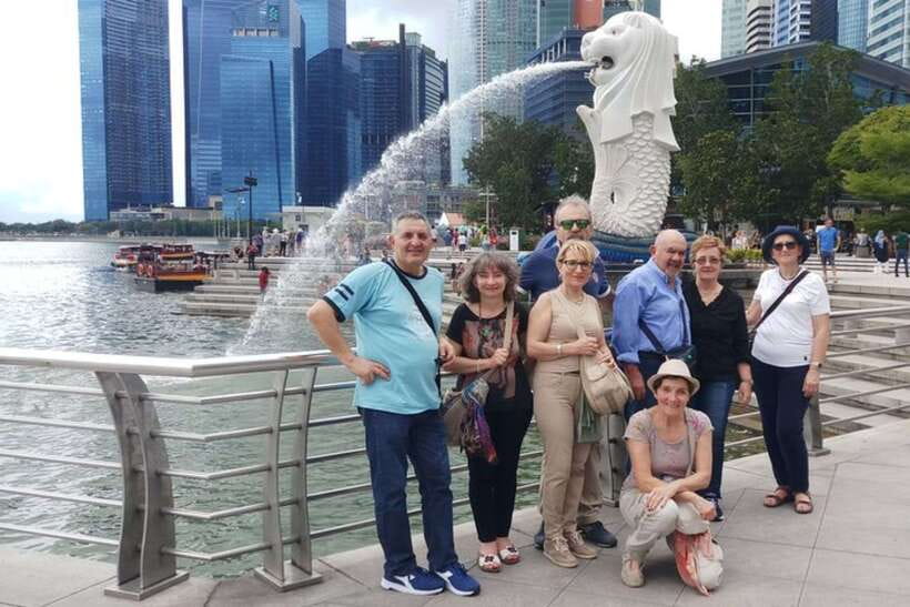 Private Street Art Tour in Singapore - Guide languages and group format: planning for comfort and communication