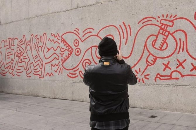 Raval Street Art and Graffiti Guided Tour in Barcelona - The guide factor: what makes tours like this truly work