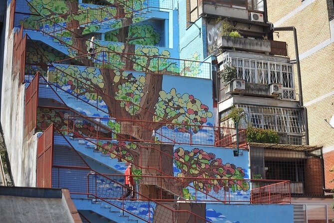 SARAJEVO STREET ART TOUR (art, history & mystery) - sARTajevo! - Stop 2: Copy Papagajka and the story behind the Perrot festival connection