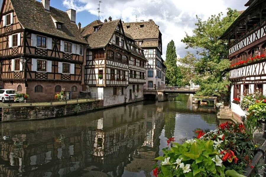 Strasbourg : Private Street Art Tour - Stop 1: Strasbourg Station area—why the tour begins there