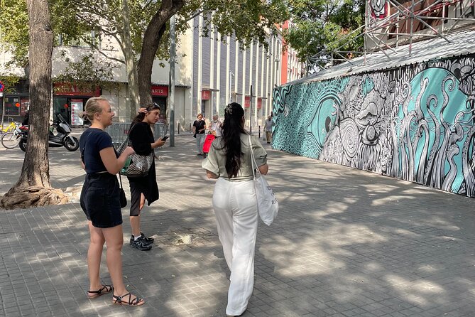 Street Art, Sculptures & Crime Stories Walking Tour – Barcelona - Meeting point and how the route flows