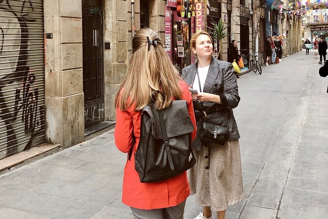 Street Art, Sculptures & Crime Stories Walking Tour – Barcelona - Stop 4: El Born / La Ribera—optical illusion art and the staring-building facade