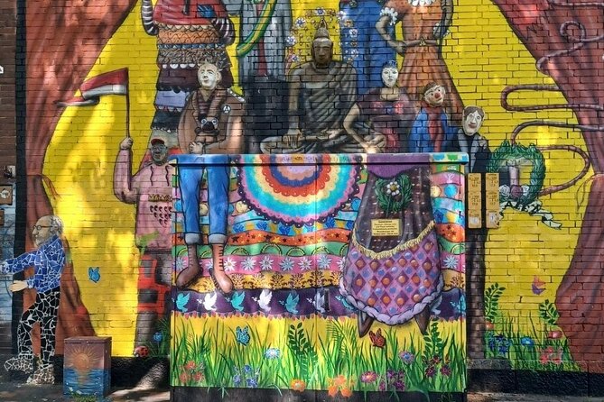 Street Art Tour Cologne Ehrenfeld - Ehrenfeld’s Local Spirit: Leeve un leeve losse