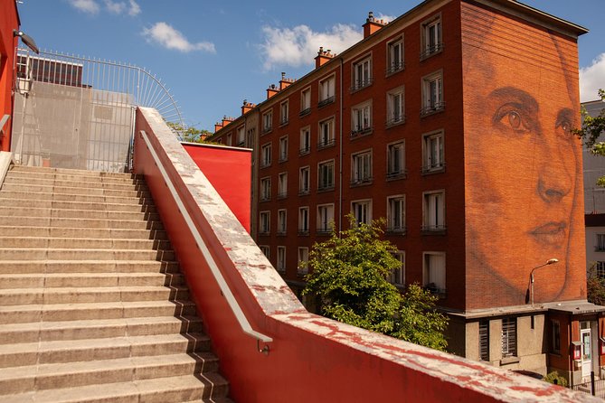Street Art tour in Paris - Discover Paris murals ! - Stop 1 at Galerie Itinerrance: a picture stop with real guidance