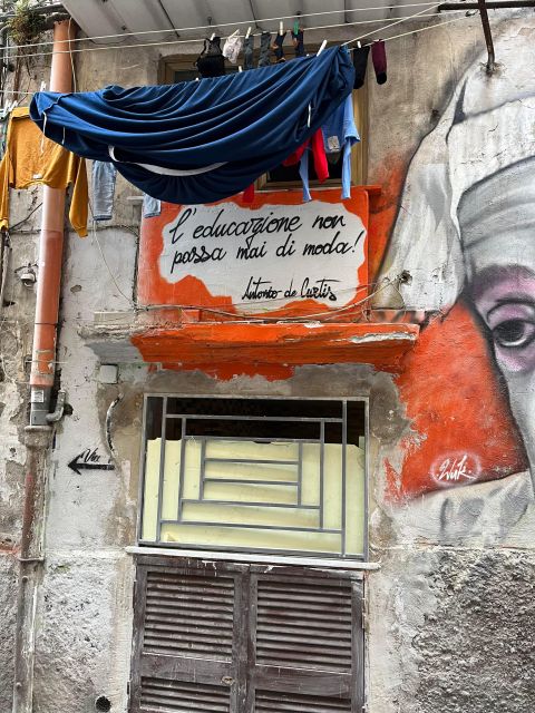 Street art tour of the Spanish Quarters & Maradona idol - Where you meet and how the route starts feeling local