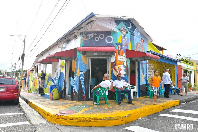 Street art walking tour in Santiago (art walk) - Los Pepines murals: why this neighborhood is a perfect art stop