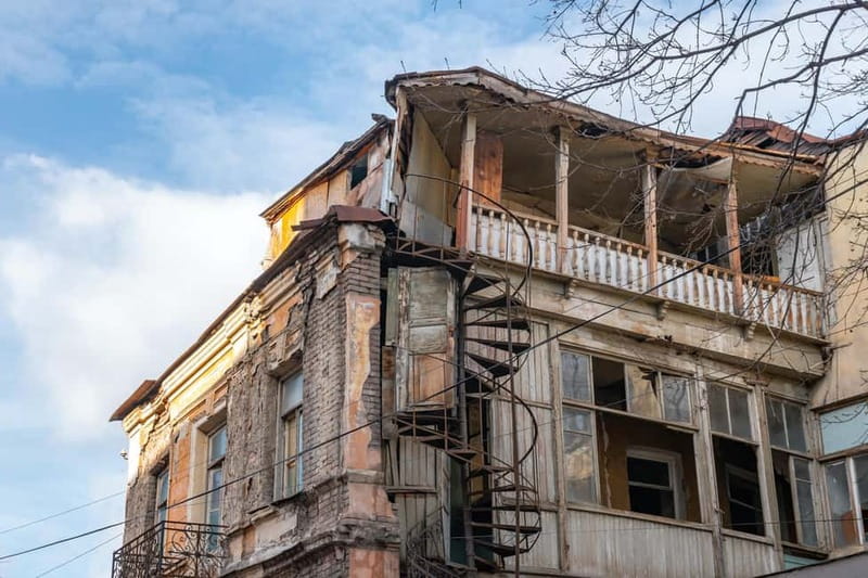 Tbilisi: Street Art & Dezerter Bazaar Tour w/ Tastings - The Painter’s Former Residence and the Story Behind the Walls