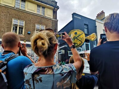 The Original London Street Art Tour (French) - Meeting at Old Spitalfields Market and finding the white-goat statue