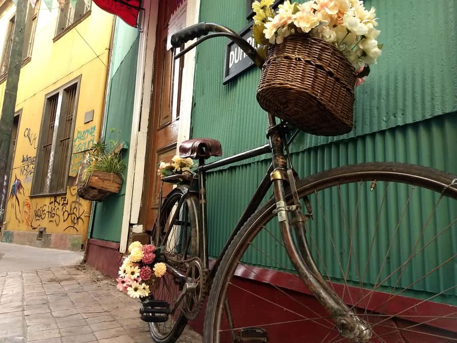 Valparaiso: Street Art, Funiculars and Port City Tour - El Peral funicular: the easy way to reach Cerro Concepción and Cerro Alegre